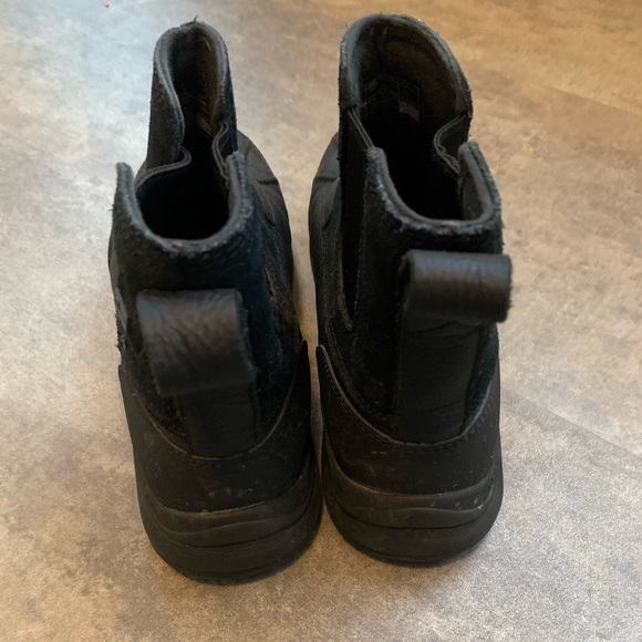 Ugg Adirondack Chelsea Boots - Picture 7 of 7